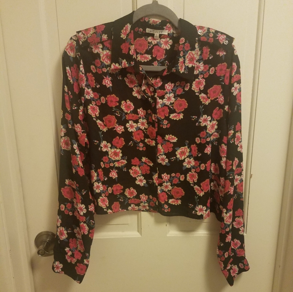 Nwot cute floral top gold buttons size L